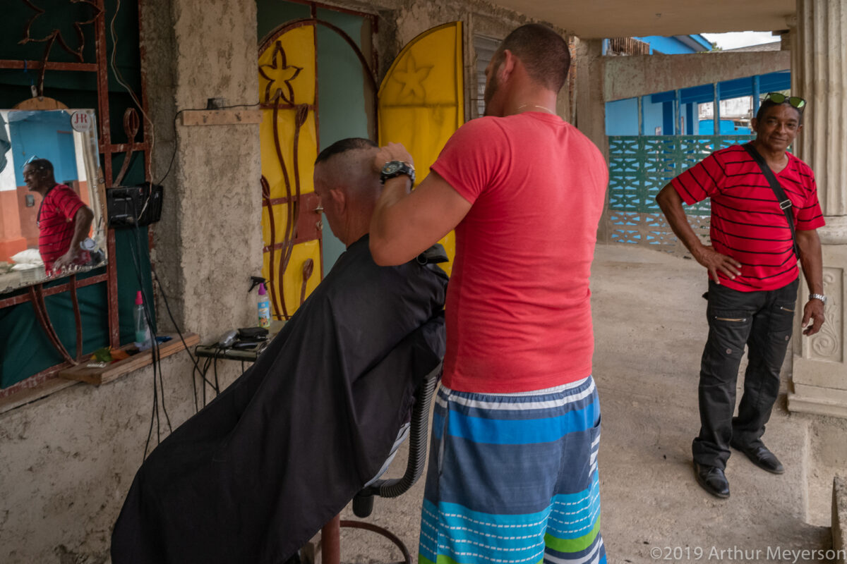 Sidewalk Haircut, San Antonio de los Baños